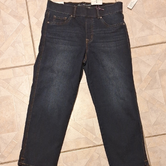 q Womens Blue Stretch Deim Capris Size 8.  NWT - Picture 1 of 9